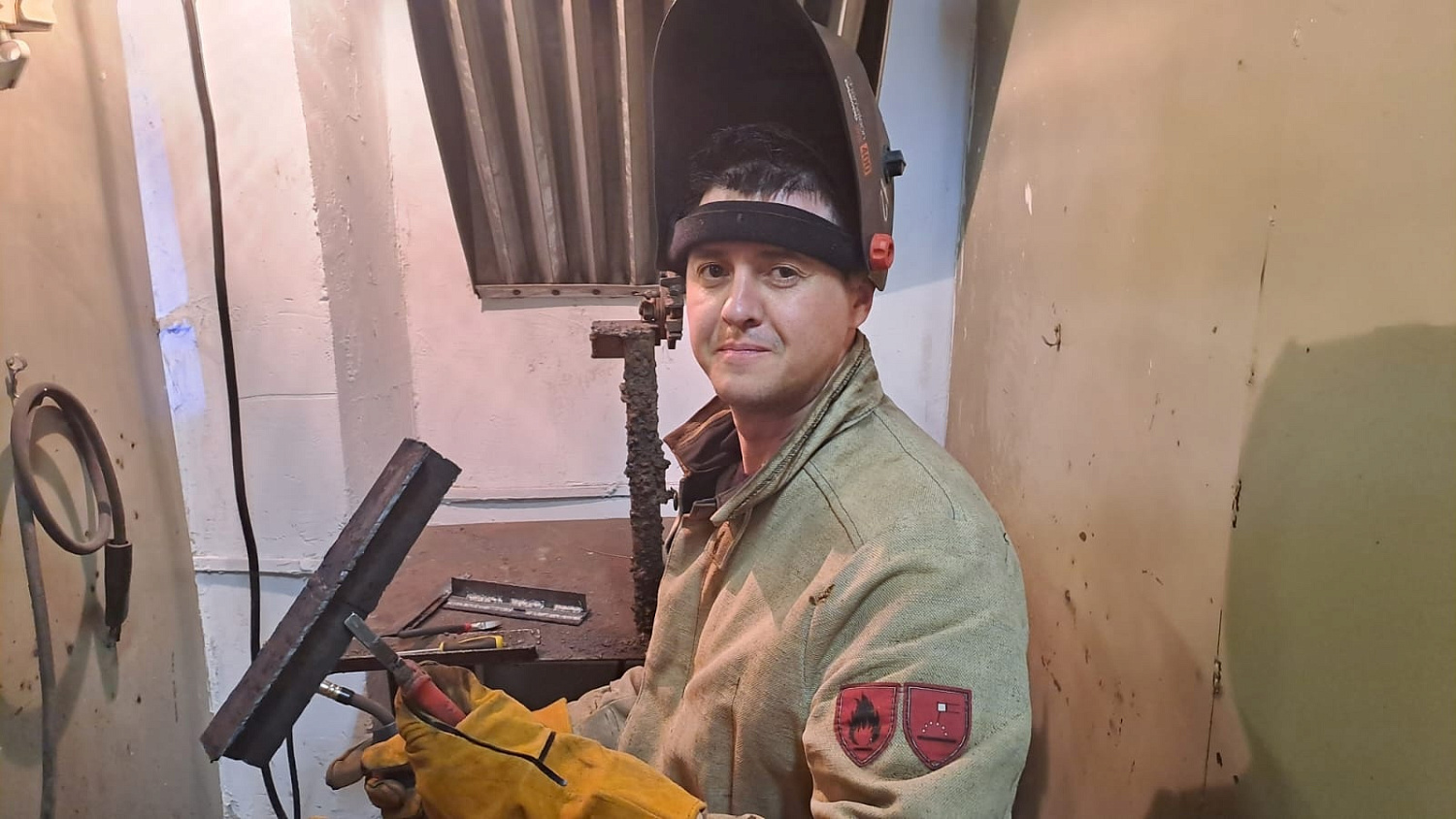 Сварщик полуавтоматом / Сварщик дуговой сварки плавящимся электродом в защитном газе 